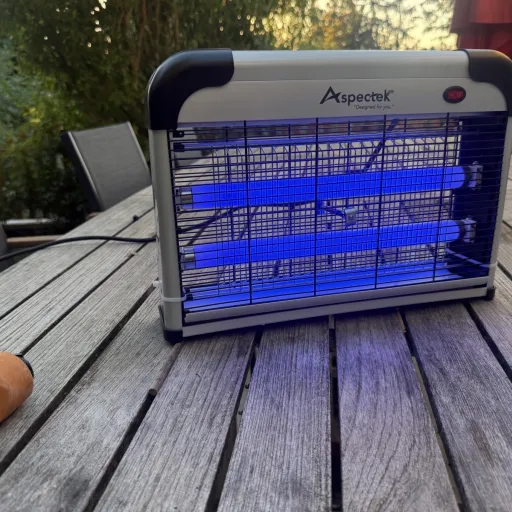 Aspectek 20 W : le test complet du tue-insectes électrique qui travaille tout seul pendant que vous dînez dehors
