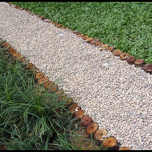 Aménager son jardin pour réduire les gîtes larvaires : pente, drainage et matériaux qui ne piègent pas l'eau