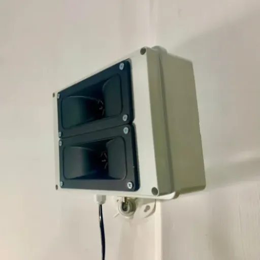Test Répulsif ultrasonique extérieur 220V 120 m² : le boîtier qui promet beaucoup, mais…
