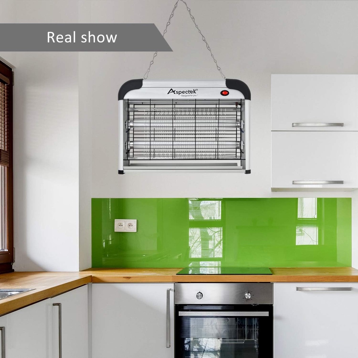 Le tue-insectes Aspectek 20 W suspendu à sa chaîne dans une cuisine