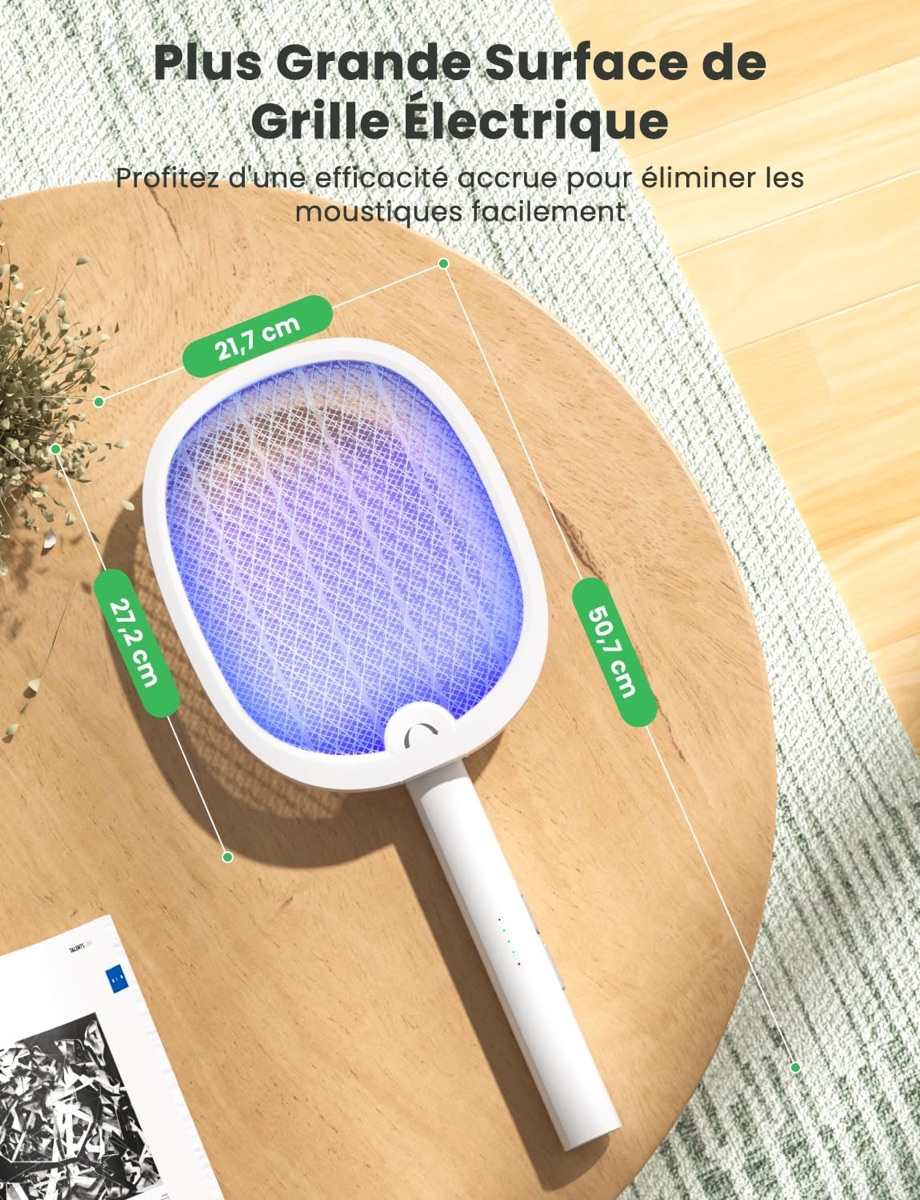 La raquette YISSVIC pli&eacute;e pos&eacute;e sur une table en bois, en mode lampe anti-moustiques